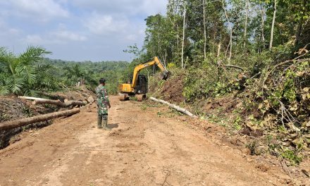 Perbaiki Drainase, Excavator Terus Bekerja di Pembukaan Jalan TMMD 122 Kodim 0420/Sarko