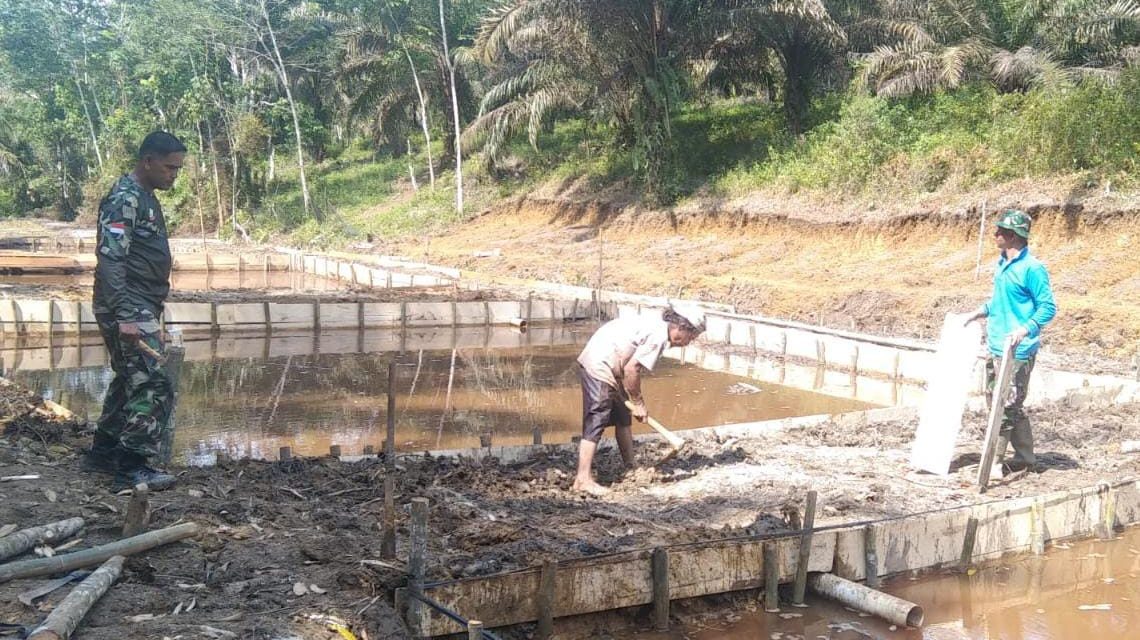 Anggota Satgas TMMD ke 122 Kodim 0420 Sarko Bersama Masyarakat Perbaiki Lokasi Kolam