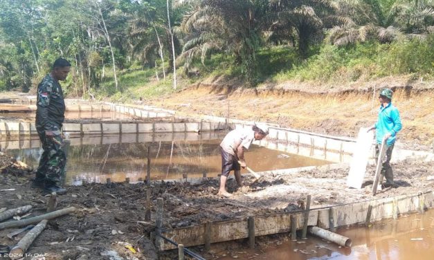 Anggota Satgas TMMD ke 122 Kodim 0420 Sarko Bersama Masyarakat Perbaiki Lokasi Kolam