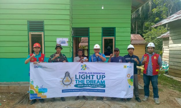 RLH Supardi Dipasang kWh PLN Oleh Anggota Satgas TMMD ke 122 Kodim 0420/Sarko