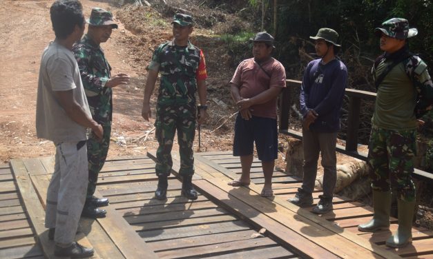 Dansatgas TMMD ke 122 Kodim 0420 Sarko Cek Kesiapan Bangunan Jembatan Darurat