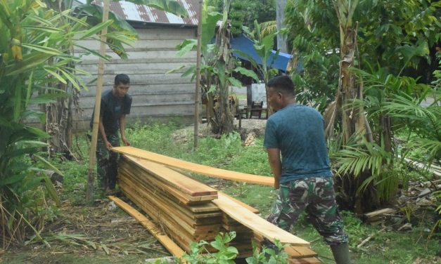 Anggota Satgas TMMD 122 Kodim 0420 Sarko Siapkan Material Papan Untuk Dinding dan Lantai Saung