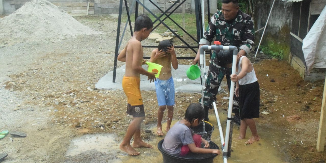 Anggota Satgas TMMD ke 122 Kodim 0420 Sarko Bercengkrama Dengan Anak-anak Warga Desa Bedeng Rejo