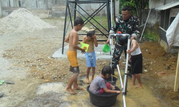 Anggota Satgas TMMD ke 122 Kodim 0420 Sarko Bercengkrama Dengan Anak-anak Warga Desa Bedeng Rejo
