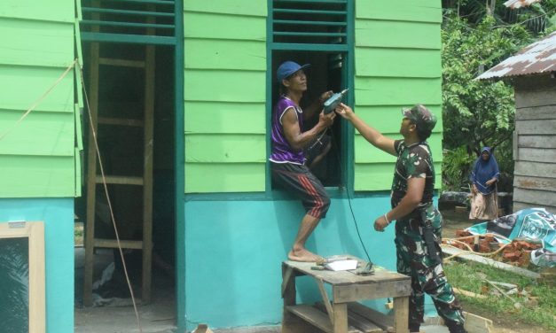 RLH Supardi Mulai Dipasang Jendela Oleh Anggota Satgas TMMD ke 122 Kodim 0420/Sarko