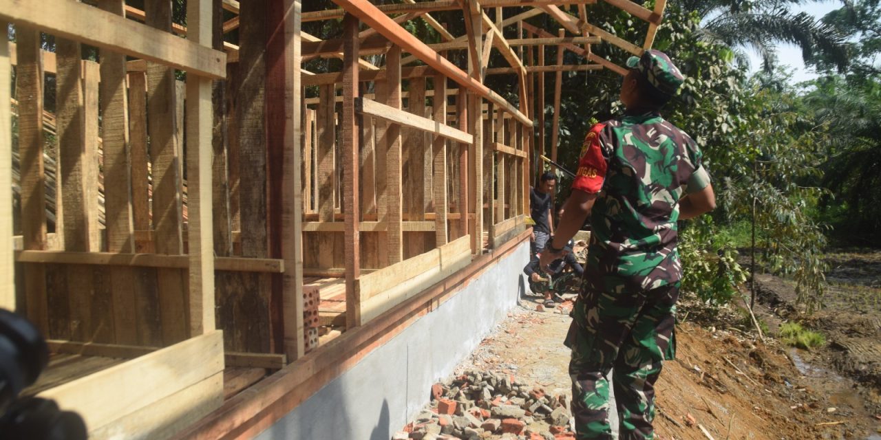 Dansatgas TMMD ke 122 Kodim 0420 Sarko Cek Pembangunan Kandang Kambing