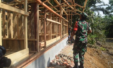 Dansatgas TMMD ke 122 Kodim 0420 Sarko Cek Pembangunan Kandang Kambing