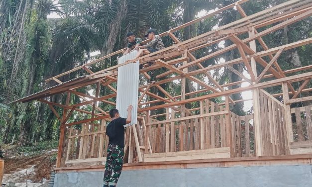 Anggota Satgas TMMD ke 122 Kodim 0420 Sarko Pasang Atap Kandang Kambing