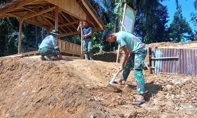 Anggota Satgas TMMD ke-122 Kodim 0420/Sarko Buat Jalan Menuju Saung