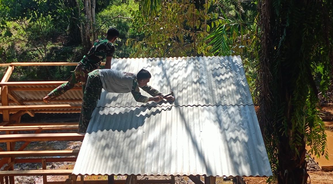 Anggota Satgas TMMD Pasang Atap Kandang Kambing