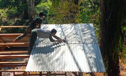 Anggota Satgas TMMD Pasang Atap Kandang Kambing