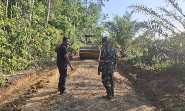 Didampingi Tim Teknis, Anggota TMMD ke 122 Kodim 0420 Sarko Lanjutkan Pengerjaan Pembangunan Jalan Baru