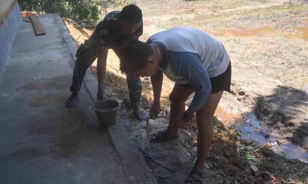 Sertu Okta Anggota Satgas TMMD Perbaiki Lantai Kandang Kambing