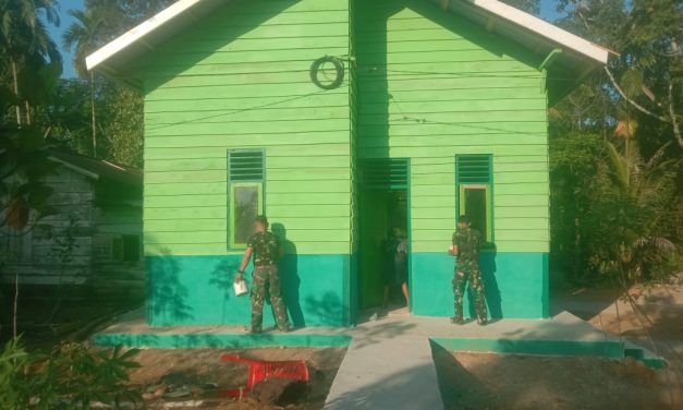 Anggota Satgas TMMD Ke-122 Kodim 0420/Sarko Terus Percantik Rumah Pak Yabani