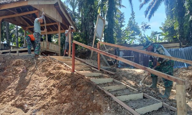 Anggota Satgas TMMD Ke-122 Kodim 0420/Sarko Buat Jalan Tangga Menuju Lokasi Hanpangan