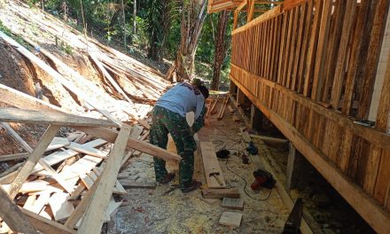 Agar Hewan Tidak Liar, Anggota Satgas TMMD Pasang Pintu Kandang Kambing