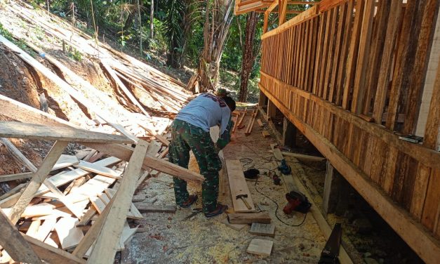 Agar Hewan Tidak Liar, Anggota Satgas TMMD Pasang Pintu Kandang Kambing