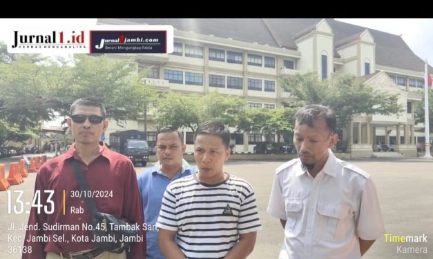 Puluhan Orang Yang Menamakan Dirinya Aliansi Masyarakat Untuk Keadilan (AMUK)Gruduk Mapolda Jambi