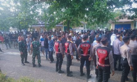 Cari keadilan Warga Desa kandang Demo ke Kantor Bupati