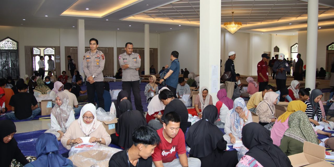 Kapolresta Jambi Pantau Pelipatan Surat Suara Pilkada Walikota dan Wakil Walikota Jambi di Gedung Astaka Eks Arena MTQ.