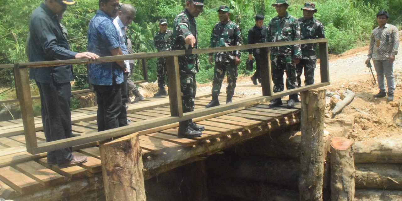 Danrem 042/Gapu Tinjau Jalan dan Jembatan Darurat Yang Dibangun Satgas TMMD ke 122 Kodim 0420/Sarko