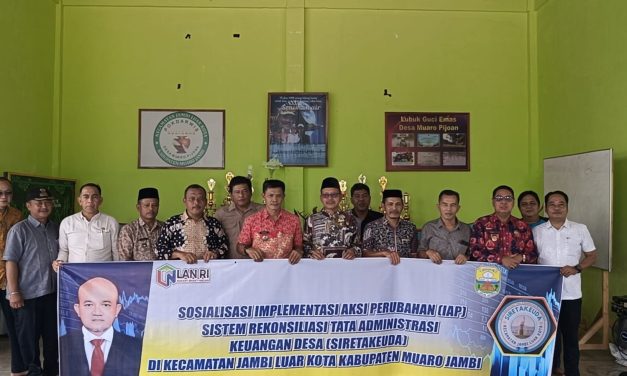 Suharyanto, S.H.I., Sekretaris Dinas Perkebunan Dan Peternakan kabupaten Muaro Jambi memberikan materi terkait SIRETAKEUDA Kepada seluruh Kepala Desa se-Kecamatan Jambi Luar Kota.