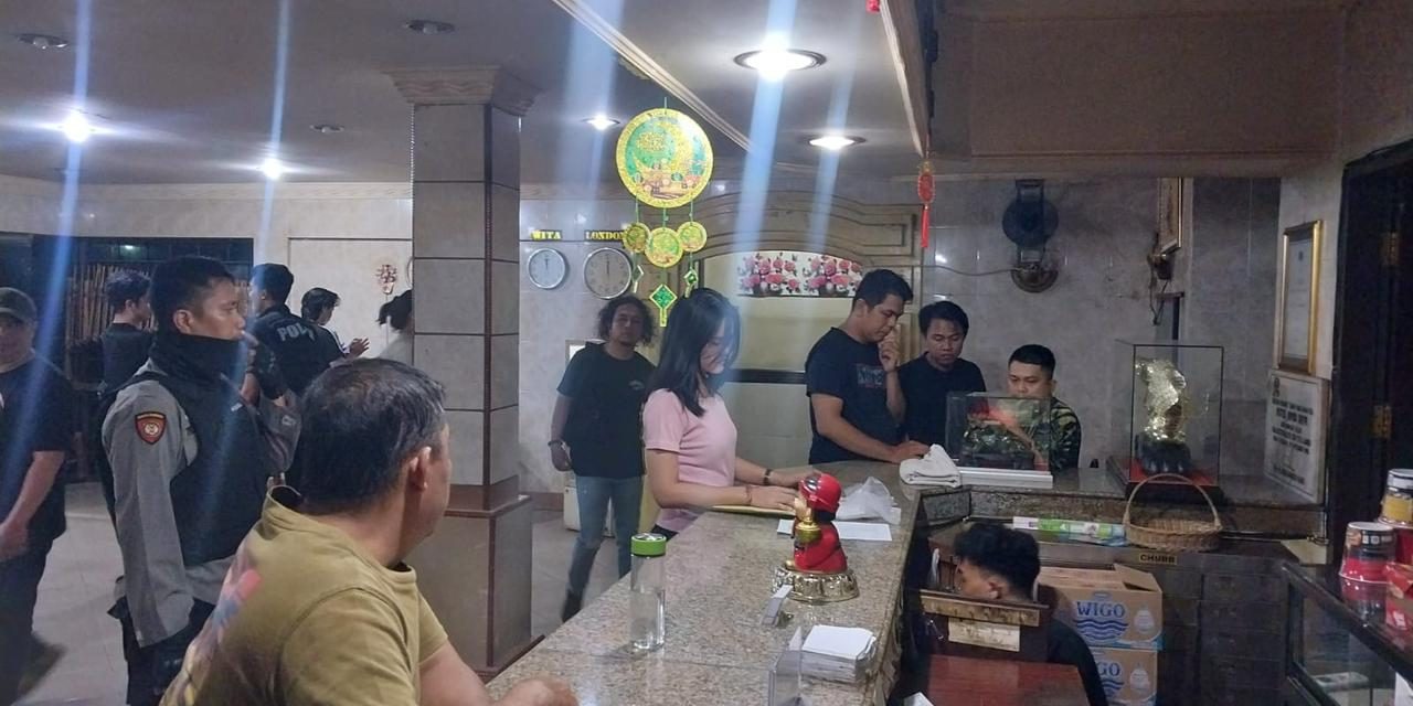 Polisi Amankan Dua Pria Mucikari saat Razia di Kamar Hotel