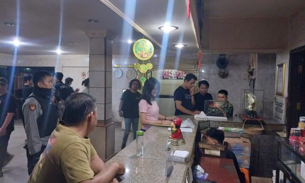 Polisi Amankan Dua Pria Mucikari saat Razia di Kamar Hotel