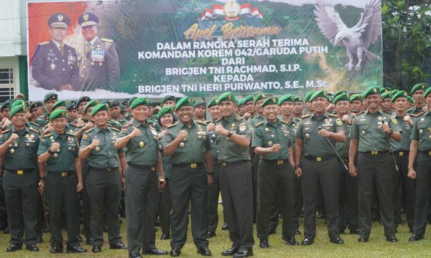 Tradisi Penyambutan Danrem 042/Gapu Brigjen TNI Heri Purwanto, S.E.,M.Si dan Pelepasan Brigjen TNI Rachmad S.I.P