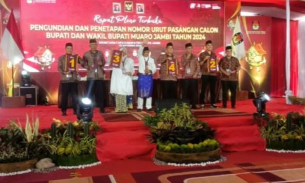 Komisi Pemilihan Umum Muaro Jambi Melakukan Pengundian Secara Resmi Pencabutan Nomor Urut Pasangan Calon (Paslon)Bupati dan Wakil Bupati Kabupaten Muaro Jambi Tahun 2024