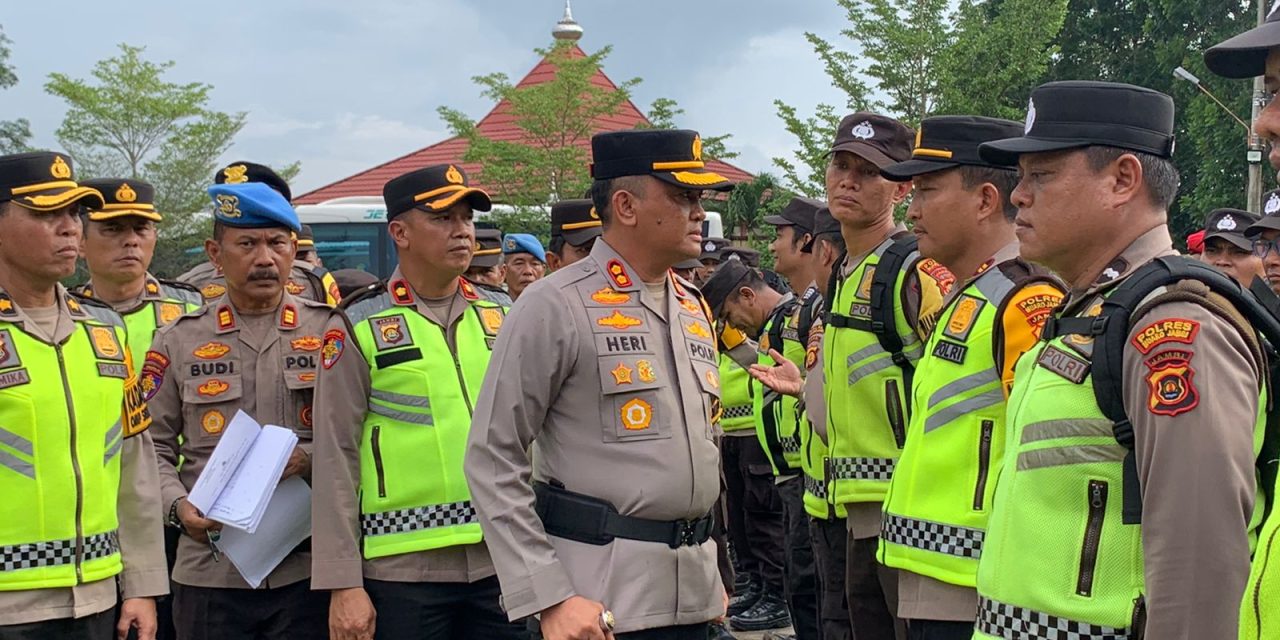 Kapolres Muaro Jambi pimpin Apel Pergeseran Pasukan dalam rangka Pengamanan Tahap Pemungutan dan Penghitungan Suara Pilkada Serentak Tahun 2024 di wilayah hukum Polres Muaro Jambi