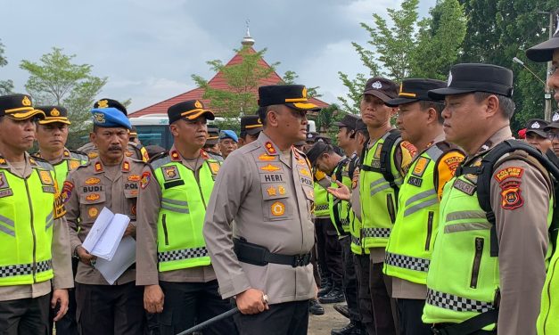 Kapolres Muaro Jambi pimpin Apel Pergeseran Pasukan dalam rangka Pengamanan Tahap Pemungutan dan Penghitungan Suara Pilkada Serentak Tahun 2024 di wilayah hukum Polres Muaro Jambi