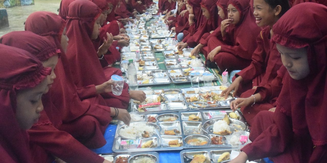 Meningkatkan Gizi Siswa, Kodim 0420/Sarko Laksanakan Dapur Masuk Sekolah di Pamenang Barat