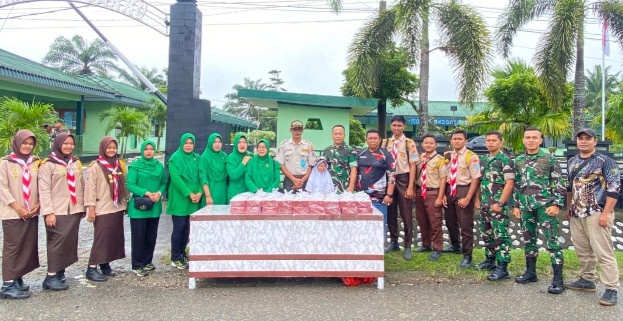 Anggota Kodim 0420/Sarko Gelar Jum’at Berkah, Bagikan Ratusan Kotak Makanan kepada Pengendara Motor dan Masyarakat