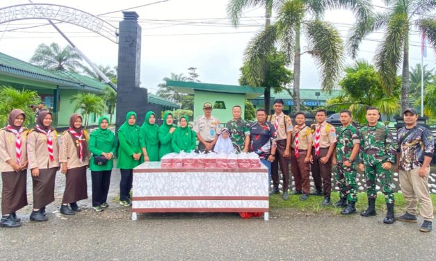 Anggota Kodim 0420/Sarko Gelar Jum’at Berkah, Bagikan Ratusan Kotak Makanan kepada Pengendara Motor dan Masyarakat
