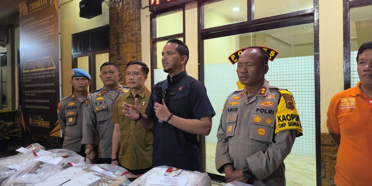 Polda Jambi Bersama Polres Kerinci Menggelar Konferensi Pers Pengungkapan Kasus Peristiwa Pembakaran dan Pengrusakan Kotak Suara Pilkada Kota Sungai Penuh