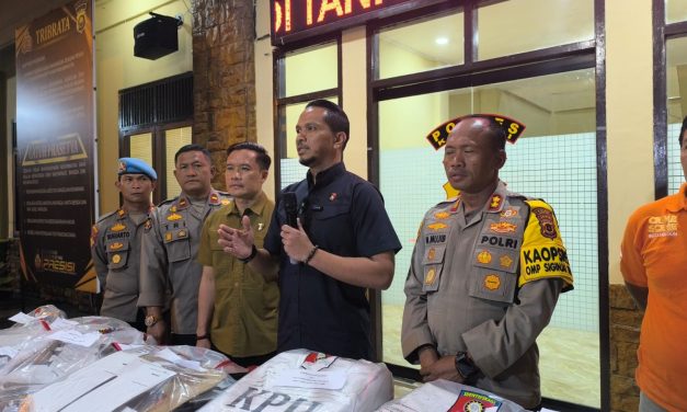 Polda Jambi Bersama Polres Kerinci Menggelar Konferensi Pers Pengungkapan Kasus Peristiwa Pembakaran dan Pengrusakan Kotak Suara Pilkada Kota Sungai Penuh
