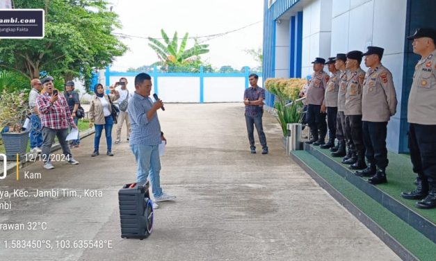 Aksi Unjuk Rasa LSM ” Lentera Nasional Daulat Rakyat” Di Kantor Pengawasan Dan Pelayanan Bea Dan Cukai Jambi.