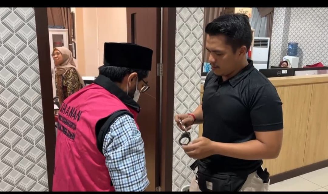 Tim Penyidik Kejati Jambi Melakukan Penangkapan Dan Penahanan Tersangka Berinisial AE.