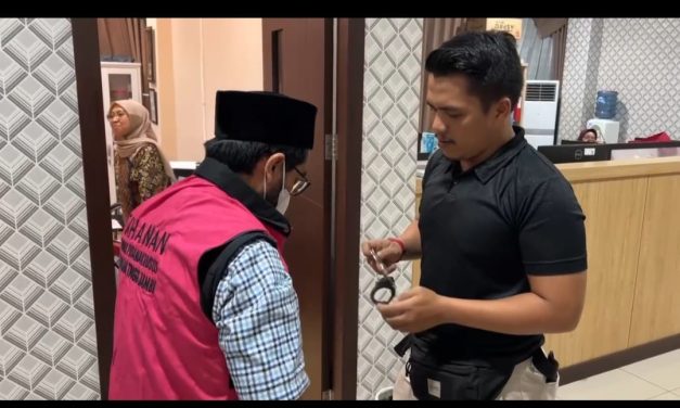 Tim Penyidik Kejati Jambi Melakukan Penangkapan Dan Penahanan Tersangka Berinisial AE.