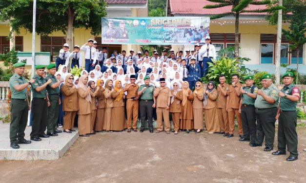 Tanamkan Nasinalisme Sejak Dini, Danramil 417-02/Gunung Raya,Sebagai Irup Dalam Giat Upacara Bendera