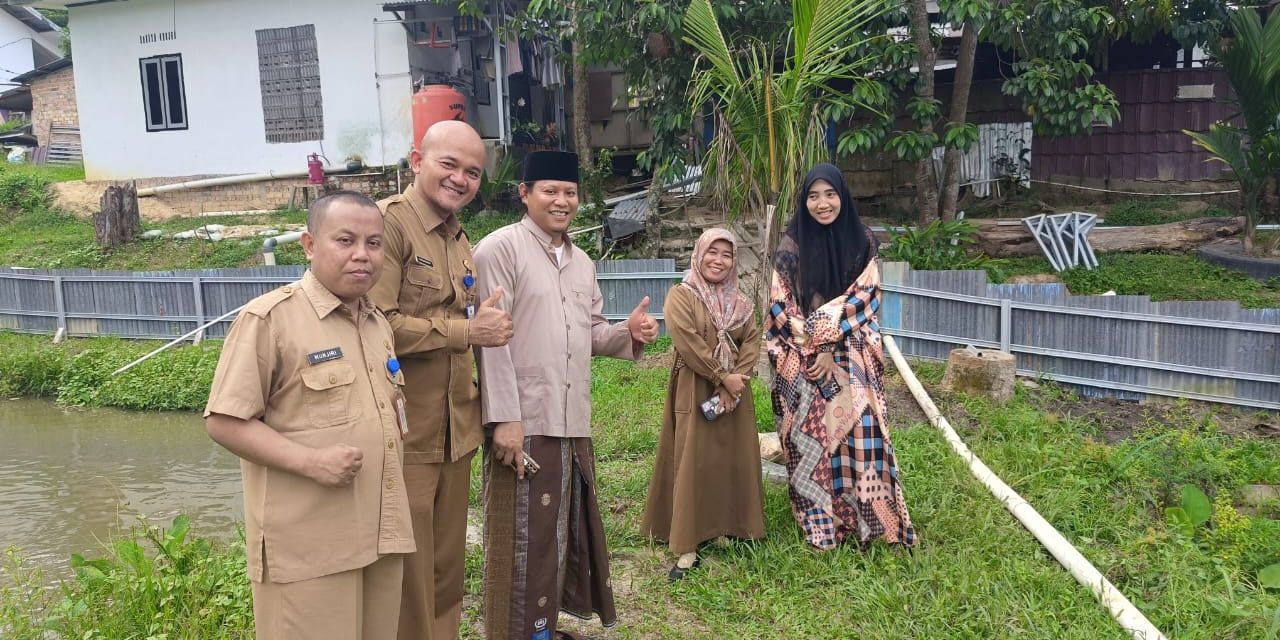 Sekdis Disbunak Kabupaten Muaro Jambi Suharyanto, S.H.I., Memberikan Apresiasi terhadap Kegiatan Peternakan di Pesantren Al-Muttaqin.