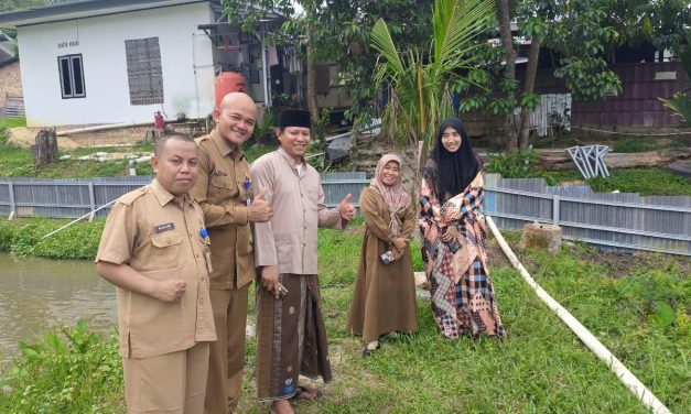 Sekdis Disbunak Kabupaten Muaro Jambi Suharyanto, S.H.I., Memberikan Apresiasi terhadap Kegiatan Peternakan di Pesantren Al-Muttaqin.