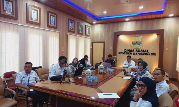 Kepala Dinas Sosialdukcapil Provinsi Jambi Drs.M.Arif Budiman MH menggelar rapat terkait Sosialisasi Hak Akses dan Pemanfaatan Data Kependudukan.