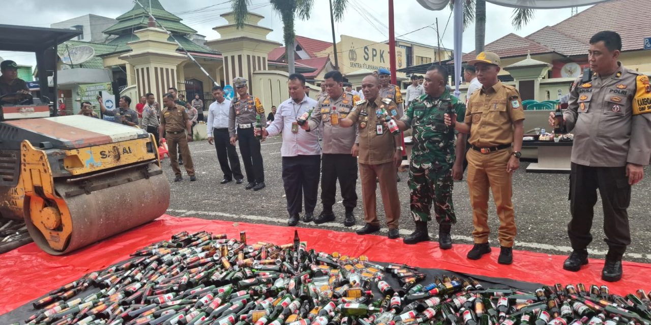 “Tegas Lawan Miras Ilegal, Kasdim 0420/Sarko Hadiri Pemusnahan Barang Bukti di Polres Merangin”