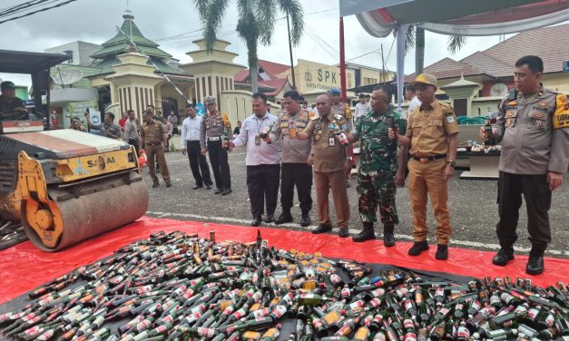 “Tegas Lawan Miras Ilegal, Kasdim 0420/Sarko Hadiri Pemusnahan Barang Bukti di Polres Merangin”