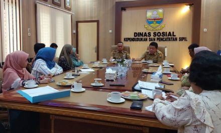 Kepala Dinas Sosialdukcapil Provinsi Jambi Drs. M. ARIF BUDIMAN, MH menerima Kunjungan Kerja Pundi Sumatra dalam rangka audiensi terkait program yang telah mitra inklusi poros jambi Tahun 2024