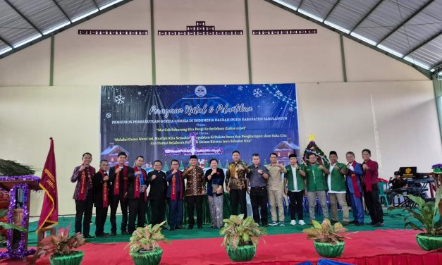 TNI Bersinergi dengan PGI Sarolangun, Pabung Kodim 0420/Sarko Hadiri Pelantikan Pengurus Baru.