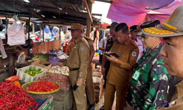 Pemantauan Harga Jelang Natal dan Tahun Baru 2025, Pabung Kodim 0420/Sarko Ikut Sidak di Pasar Atas Sarolangun