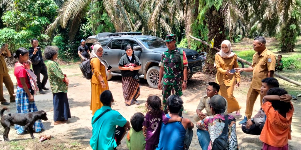 TNI dan Pemerintah Desa Mekar Jaya Bangun Komunikasi dengan Masyarakat dalam Komsos Bersama